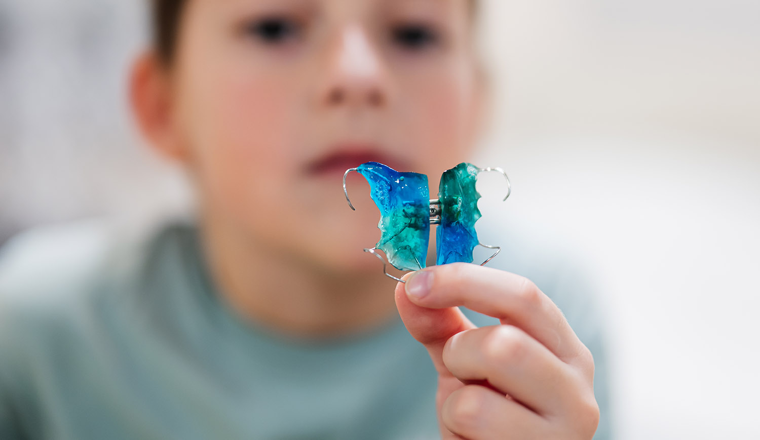 Child holding out a mouth device